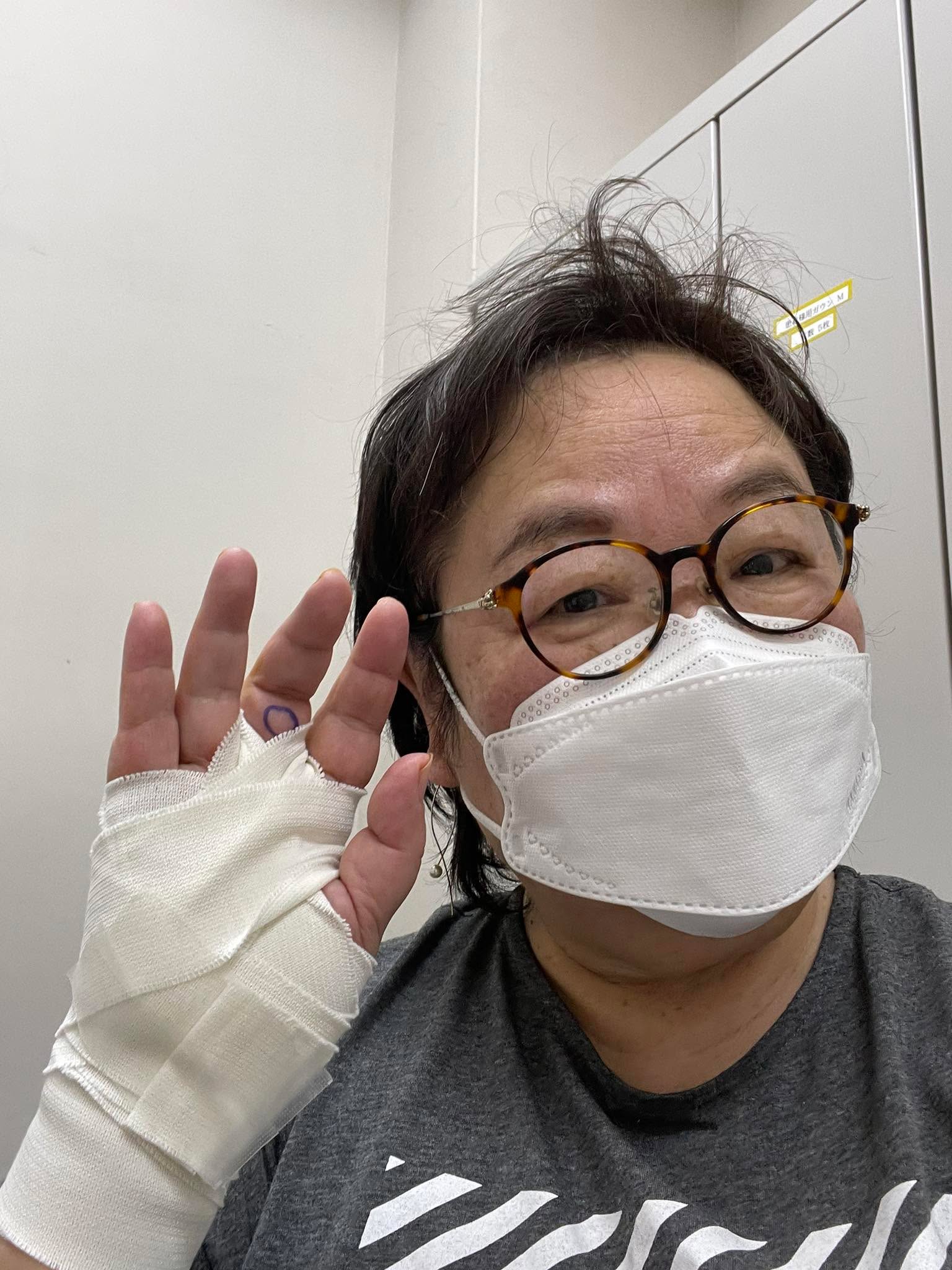 【観血的腱鞘切開術】
バネ指退治の話

病院に8時に来なさいと言われ、朝5時起き。
朝一番の手術でした。

ちゃんとした手術の手続きで、手術着に着替え、ライトに照らされた手術室に連れて行かれた。
「前左手やった時は、音楽かかってた」と言ったら、看護師さんがかけてくれた。

静かに流れる音楽。。ん？ボレロ！

手術準備からボレロの音楽と共に徐々に高まる緊張感！
なんと、クライマックスに麻酔注射がシンクロ。
グサっ！！
チューッと打ち込まれる麻酔にしばし悶絶。
切ってる気配
「い、痛いです〜！」
じゃ麻酔追加、
チューッとな！！
ゴリゴリ！
「ヒェー痛いです！！！」
さらに追加。

やっと麻酔が効き痛みなし。
ボレロも終わり、何だかゆったりした音楽に変わり、チクチク縫ってる気配。

手術室に入ってから出るまで1時間って言われてたけど、30分で全部おわってた。後は着替えたり。

家に帰ったらちょうどお昼でした。

何だか疲れて爆睡して、今目覚めた。

旦那にチキン頼んでたけど、売り切れだったって。

その辺のパンをかじって夕食にした。

こんなクリスマス、中々経験できないね。

皆様、メリークリスマス❣️