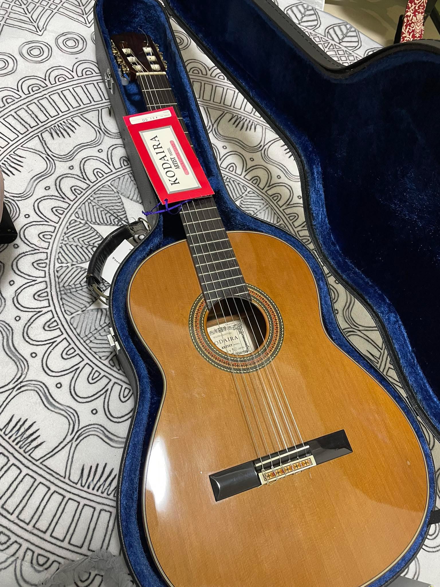 用もないのに、セカンドストリートで買ってしまった。
状態のいいコダイラギター。
ギター欲しい生徒さんが現れたら買い値で譲ろう。